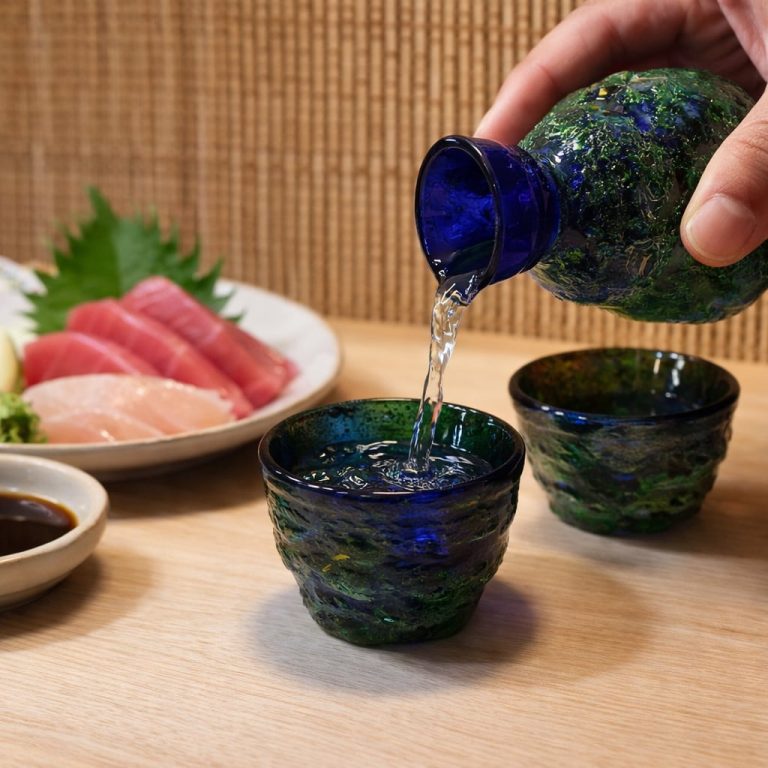 青と緑の再生ガラスの徳利からぐいのみに注ぐ「小さな地球」の使用例
